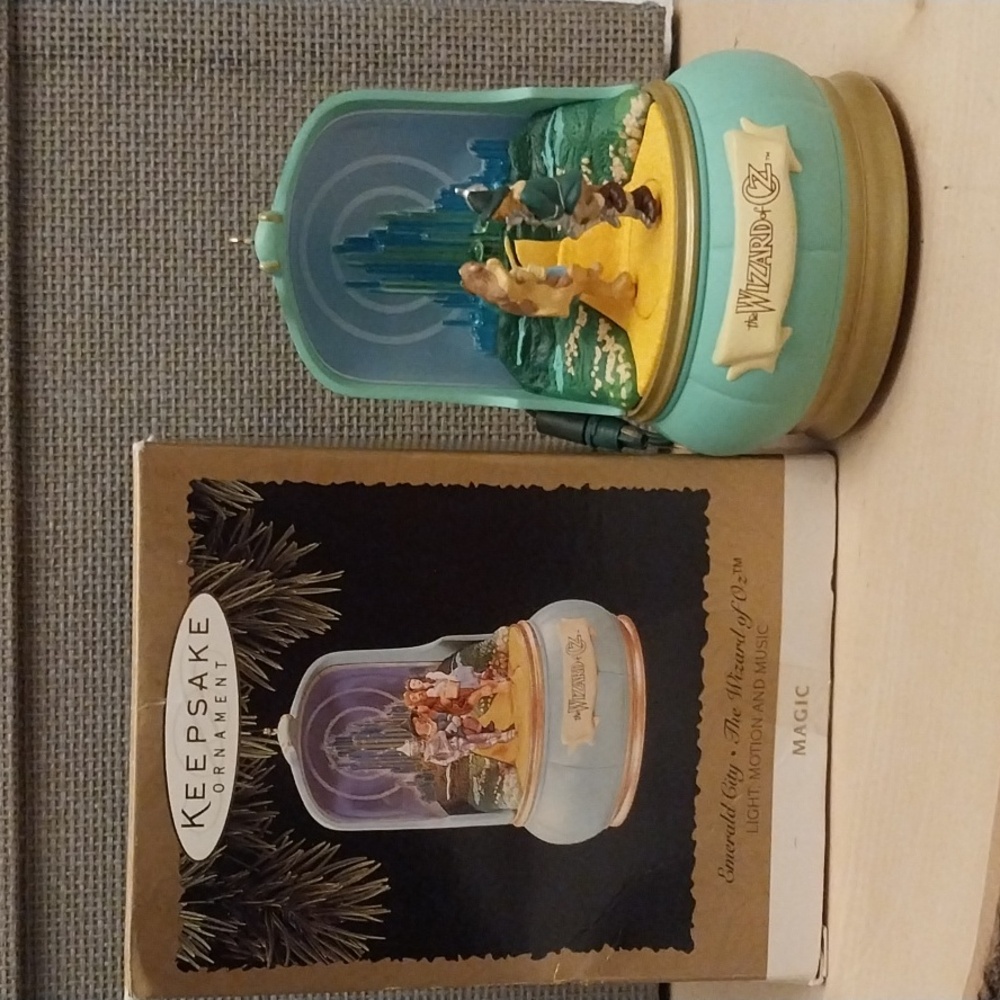 Hallmark Keepsake Ornament Wizard of Oz The Emerald City Ornament / 1996